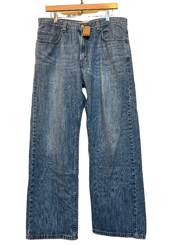 Distressed women jeans for a trendy and edgy lookLevi 569 jeans (34x30)