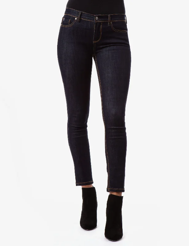 Straight - leg women jeans with a classic and timeless appealSUPER SKINNY JEANS