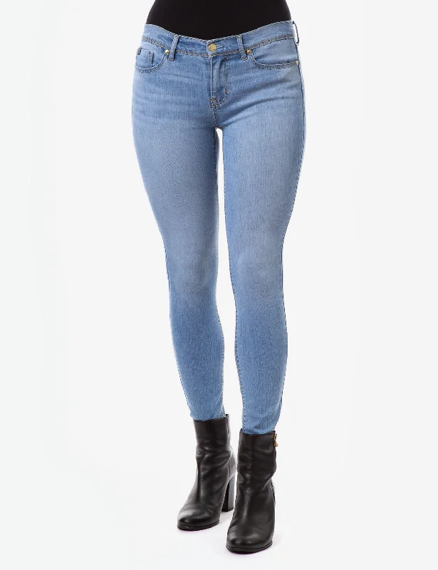 Ripped women jeans for a rebellious and fashion - forward styleSUPER SKINNY JEANS